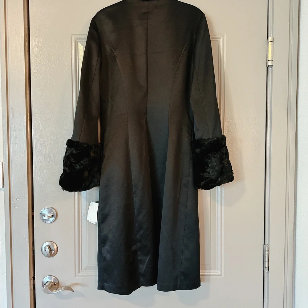 NWT Gorgeous Black Hype satin, beaded and faux fur coat. Size 10 - Picture 2 of 16